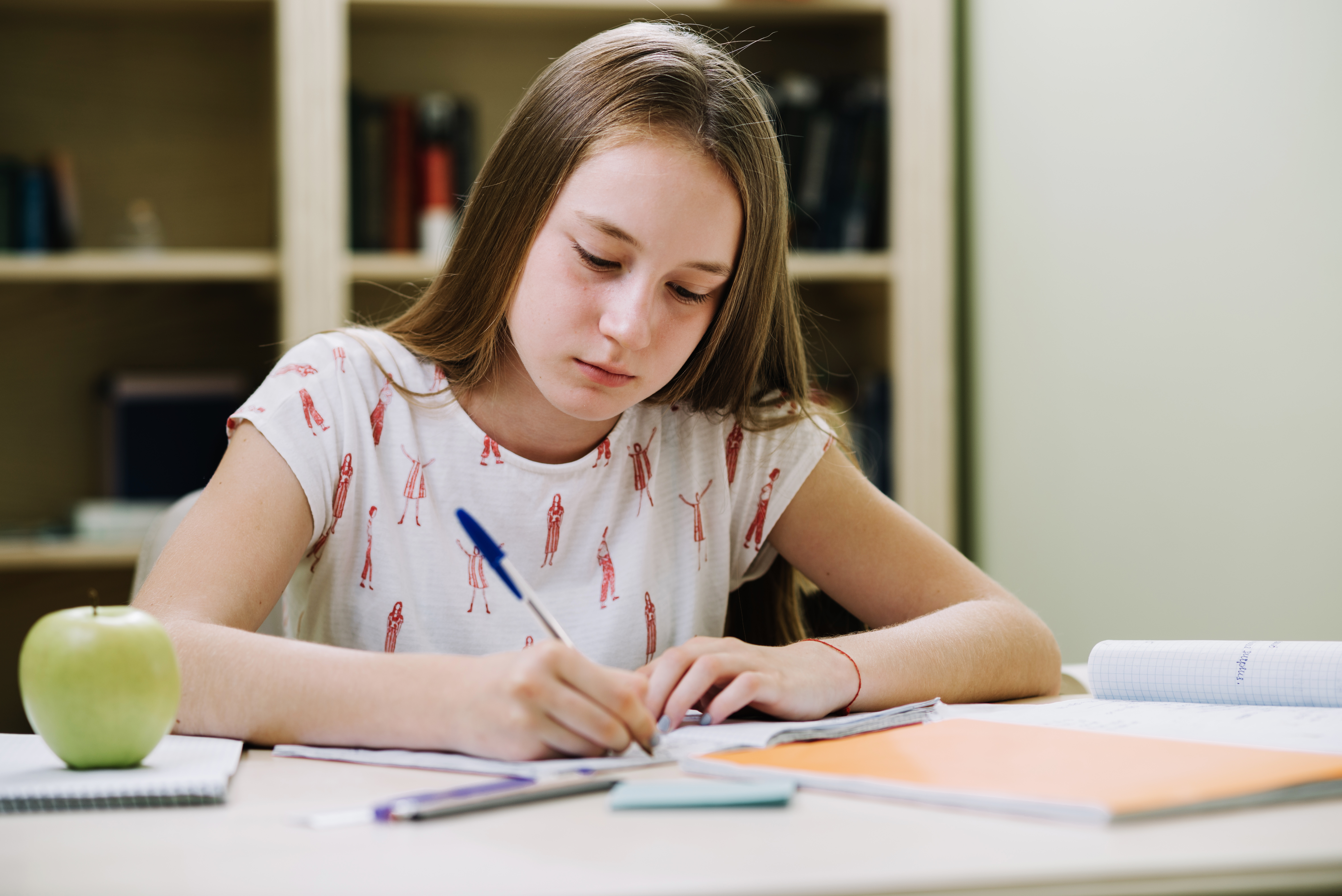 Girls write. Подросток сочиняет. Подросток писатель. Блокнот для подростка. Пишущая девочка.